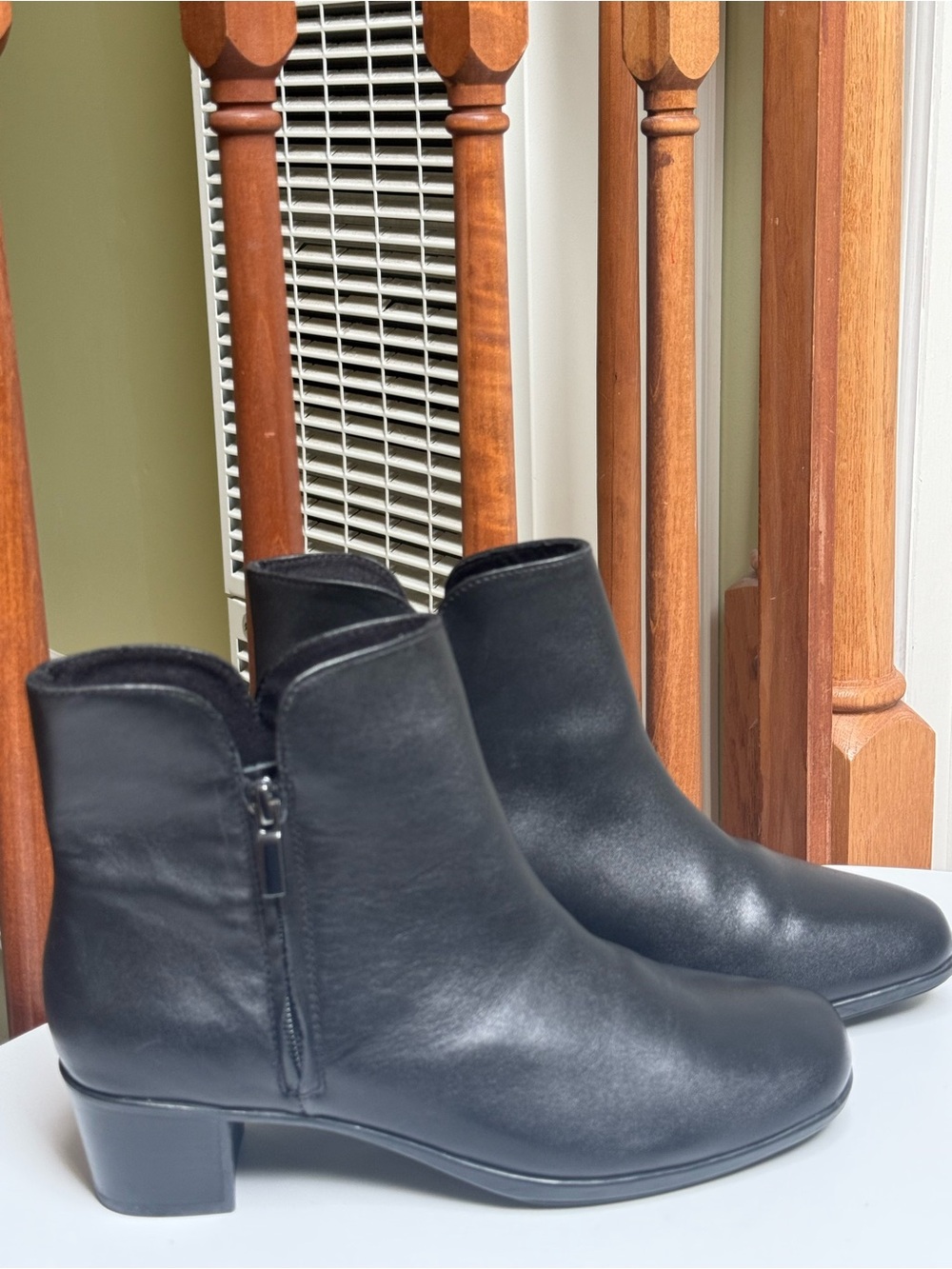 Munro Black Leather Ankle Booties with Side Zip size  9.5 B women H50N6